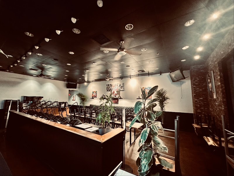 VEN A COMMUNAL EATERY